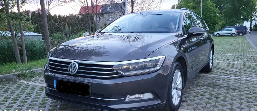 Volkswagen Passat cena 36000 przebieg: 403000, rok produkcji 2015 z Wrocław małe 79